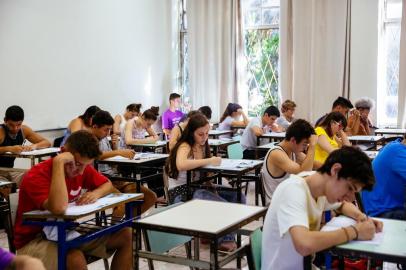  

PORTO ALEGRE, RS, BRASIL, 08/01/2017 : Primeiro dia de provas do vestibular 2017 da UFRGS no Colégio Estadual Júlio de Castilhos.  (Omar Freitas/Agência RBS)
Indexador: Omar Freitas