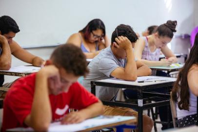  

PORTO ALEGRE, RS, BRASIL, 08/01/2017 : Primeiro dia de provas do vestibular 2017 da UFRGS no Colégio Estadual Júlio de Castilhos.  (Omar Freitas/Agência RBS)
Indexador: Omar Freitas