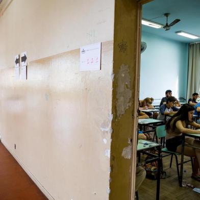  

PORTO ALEGRE, RS, BRASIL, 09/01/2017 : Segundo dia de provas do vestibular 2017 da UFRGS no Colégio Estadual Júlio de Castilhos. (Omar Freitas/Agência RBS)
Indexador: Omar Freitas