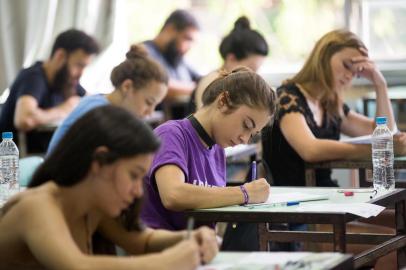  

PORTO ALEGRE, RS, BRASIL, 09/01/2017 : Segundo dia de provas do vestibular 2017 da UFRGS no Colégio Estadual Júlio de Castilhos. (Omar Freitas/Agência RBS)
Indexador: Omar Freitas