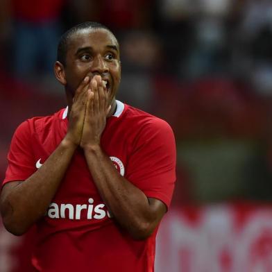 INTERNACIONAL E ATLÉTICO MGRS - COPA DO BRASIL/INTERNACIONAL E ATLÉTICO MG - ESPORTES - O jogador Anderson do Internacional durante a partida entre Internacional RS e Atlético MG, válida pela Copa do Brasil 2016, no Estádio Beira Rio em Porto Alegre (RS), nesta quarta-feira (26). 26/10/2016 - Foto: VINíCIUS COSTA/FUTURA PRESS/FUTURA PRESS/ESTADÃO CONTEÚDOEditoria: ESPORTESLocal: PORTO ALEGREIndexador: VINíCIUS COSTAFotógrafo: FUTURA PRESS