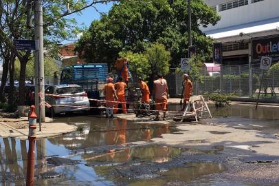 alagamento na rua 18 de novembro, na zona norte de porto alegre