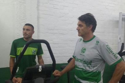 Alan Ruschel em trabalho de recuperação no Jaconi com o fisioterapeuta Ricardo Finger (jan/2017)