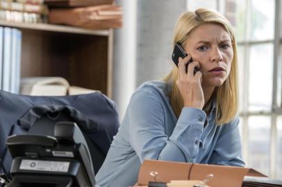 .Sexta temporada de Homeland. Claire Danes as Carrie Mathieson and Mandy Patinkin as Saul Berenson in Homeland (Season 6, Episode 02). - Photo:  JoJo Whilden/SHOWTIME