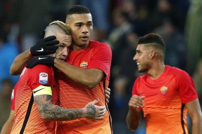 662362563AS Romas Belgian midfielder Radja Nainggolan (L) celebrates with teammates Brazilian defender Juan Jesus (C) at the end of the Italian Serie A football match between Udinese and As Roma on January 15, 2017 at the Dacia Arena Stadium in Udine. MARCO BERTORELLO / AFPEditoria: SPOLocal: UdineIndexador: MARCO BERTORELLOSecao: soccerFonte: AFPFotógrafo: STR