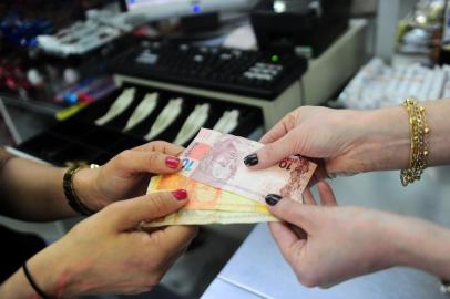  CAXIAS DO SUL, RS, BRASIL, 27/12/2016. A partir desta terça-feira, medida provisória autoriza comerciante a dar desconto para pagamento à vista. Em Caxias, Sindilojas orienta desconto para compras em dinheiro, em espécie. (Porthus Junior/Agência RBS)