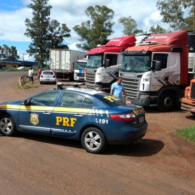 Caminhoneiros realizam manifestações em rodovias federais do RS	