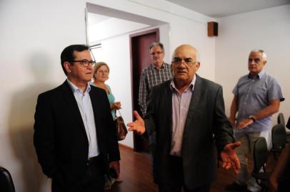  

CAXIAS DO SUL, RS, BRASIL (17/01/2017). Marlonei  Santos (Sindicato dos Médicos) e Darcy Ribeiro Pinto Filho (Prefeitura) reunidos para rever a questão do cartão ponto nas UBS. Na mesa de negociação, presentes  Marcelo Mensch, Elisabeth Bernardi, Marlonei, Darcy e Ronaldo Mattia.  (Roni Rigon/Pioneiro).