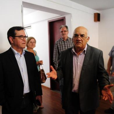  

CAXIAS DO SUL, RS, BRASIL (17/01/2017). Marlonei  Santos (Sindicato dos Médicos) e Darcy Ribeiro Pinto Filho (Prefeitura) reunidos para rever a questão do cartão ponto nas UBS. Na mesa de negociação, presentes  Marcelo Mensch, Elisabeth Bernardi, Marlonei, Darcy e Ronaldo Mattia.  (Roni Rigon/Pioneiro).