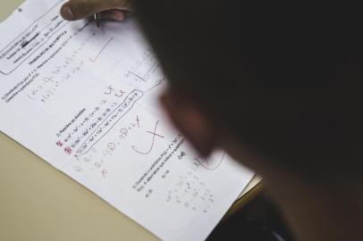  FLORIANÓPOLIS, SC, BRASIL, 06-12-2016 - De acordo com o Programa Internacional de Avaliação de Alunos (PISA), Santa Catarina caiu dezessete pontos quando o assunto é matemática, apesar de estar entre os cinco melhores do Brasil.