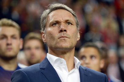 548742497Netherlands Assistant coach Marco Van Basten looks on during the UEFA Euro 2016 qualifying round football match between Netherlands and Iceland at the Arena Stadium, on September 3, 2015 in Amsterdam. AFP PHOTO / JOHN THYS JOHN THYS / AFPEditoria: SPOLocal: AmsterdamIndexador: JOHN THYSSecao: soccerFonte: AFPFotógrafo: STR