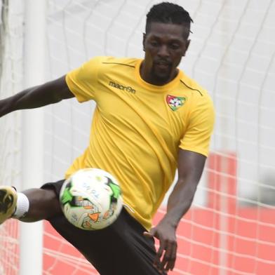 Togo's national football team player Emmanuel Adebayor practices during a training session on January 18, 2017 in Btam, as part of the 2017 Africa Cup of Nations football tournament in Gabon. / AFP PHOTO / ISSOUF SANOGO