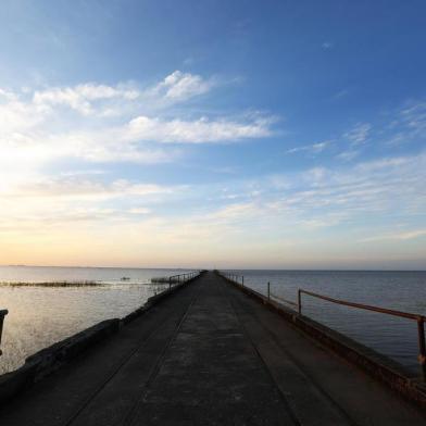  SANTA VITÓRIA DO PALMAR, RS, BRASIL - Sobre duas rodas o fotógrafo Jefferson Botega e o repórter Rafael Balsemao fizeram trajetos pelo litoral sul do estado. Lagoa Mirim, em Santa Vitória do Palmar.