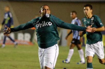 Goiás e GrêmioO jogador Walter do Goiás comemora gol durante a partida entre Goiás GO e Grêmio RS válida pela Série A do Campeonato Brasileiro 2013 no Estádio Serra Dourada em Goiânia (GO), nesta terça-feira (03).Foto - CARLOS COSTA/FUTURA PRESS/ESTADÃO CONTEÚDOEditoria: ESPLocal: GOIÂNIAIndexador: CARLOS COSTA/FUTURA PRESSFotógrafo: FUTURA PRESS