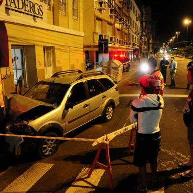  

Homem foi executado dentro de carro na Cidade Baixa em Porto Alegre.