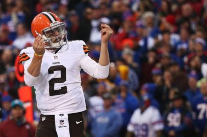 Cleveland Browns v Buffalo BillsORCHARD PARK, NY - NOVEMBER 30: Johnny Manziel #2 of the Cleveland Browns celebrates a touchdown against the Buffalo Bills during the second half at Ralph Wilson Stadium on November 30, 2014 in Orchard Park, New York.   Tom Szczerbowski/Getty Images/AFPEditoria: SPOLocal: Orchard ParkIndexador: Tom SzczerbowskiSecao: American FootballFonte: GETTY IMAGES NORTH AMERICAFotógrafo: STR