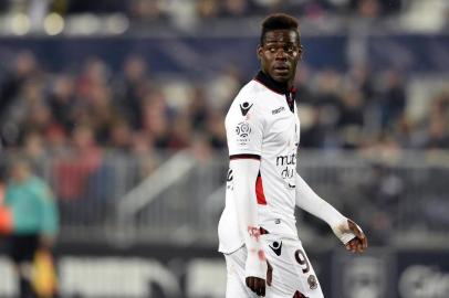 Nices Italian forward Mario Balotelli looks on during the French Ligue 1 football match between Bordeaux and Nice on December 21, 2016 at the Matmut Atlantique stadium in Bordeaux, southwestern France. NICOLAS TUCAT / AFP