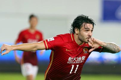 Ricardo Goulart comemora gol pelo Guangzhou Evergrand