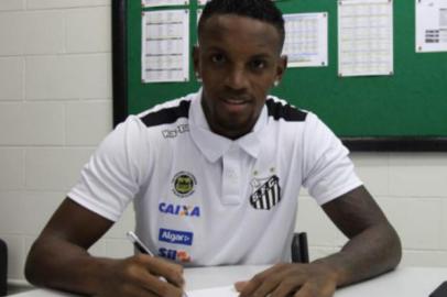  Cleber assina com o Santos por cinco anos e destaca