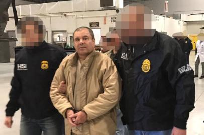 O poderoso traficante de drogas mexicano Joaquín El Chapo Guzmán comparecerá pela primeira vez ante a Justiça norte-americana, nesta sexta-feira, após ser extraditado do México. Traficante mais temido do planeta durante muitos anos, ele aterrissou, na quinta-feira, no aeroporto MacArthur de Long Island em Islip, Nova York.Inserir imagemInsert EmbedEl Chapo enfrenta seis acusações penais nos Estados Unidos, conforme o Departamento de Justiça dos EUA. A imprensa americana afirma que ele comparecerá à Corte federal no Brooklyn, nesta sexta-feira. O narcotraficante permanecia detido em uma prisão federal de Ciudad Juárez, no México, fronteiriça com a americana El Paso, no Texas.