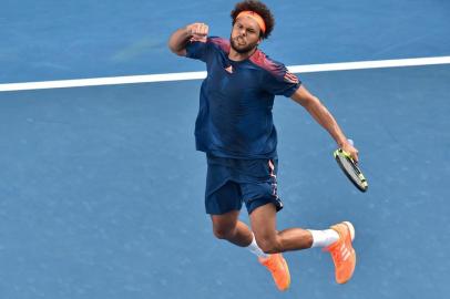  TENNIS-AUS-OPENFrances Jo-Wilfried Tsonga celebrates his victory against Jack Sock of the US during their mens singles third round match on day five of the Australian Open tennis tournament in Melbourne on January 20, 2017. PAUL CROCK / AFPEditoria: SPOLocal: MelbourneIndexador: PAUL CROCKSecao: tennisFonte: AFPFotógrafo: STR