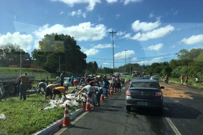 Caminhão carregado de bebidas tomba e bloqueia a RS-118 em Gravataí