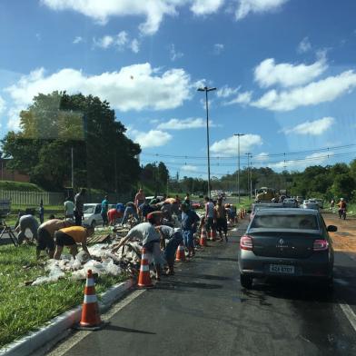 Caminhão carregado de bebidas tomba e bloqueia a RS-118 em Gravataí