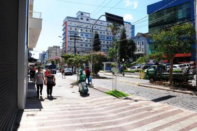  

CAXIAS DO SUL, RS, BRASIL (20/01/2017). Administração Daniel Guerra reforça fiscalização para oibir comércio ilícito e venda de bugigangas da china na área central da cidade. Reportagem verifica na parte da tarde a situação, onde apenas os floristas e índios vendem seus produtos. (Roni Rigon/pioneiro).