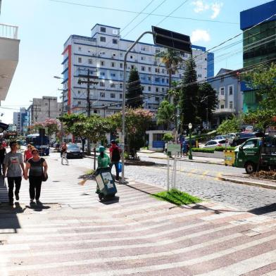  

CAXIAS DO SUL, RS, BRASIL (20/01/2017). Administração Daniel Guerra reforça fiscalização para oibir comércio ilícito e venda de bugigangas da china na área central da cidade. Reportagem verifica na parte da tarde a situação, onde apenas os floristas e índios vendem seus produtos. (Roni Rigon/pioneiro).