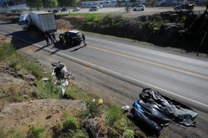  

GARIBALDI, RS, BRASIL 20/01/2017
Quatro pessoas morreram em uma colisão entre um carro e um caminhão no Km 222, da BR-470, em Garibaldi. O acidente aconteceu na tarde desta sexta-feira, próximo ao trevo da Telasul. (Felipe Nyland/Agência RBS)