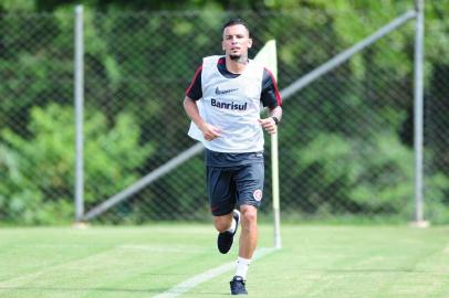  

Recém-contratado, o lateral-direito Alemão (Jucimar José Teixeira) treinou na manhã desta sexta-feira, no hotel Vila Ventura. Ele será apresentado na segunda-feira, 23.
Indexador: RICARDO DUARTE                  