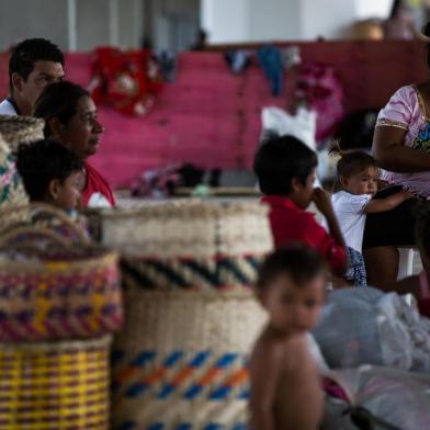  FLORIANÓPOLIS, SC, BRASIL, 22-01-2017 - Índios que estavam no Terminal Rita Maria, na região do centro e no Morro do Mocotó foram deslocados para o terminal desativado do Saco dos Limões. A Guarda Metropolitana faz rondas pelo local para garantir a segurança indígena e na tarde deste domingo receberam a visita de integrantes da Funai e da Assistência Social.