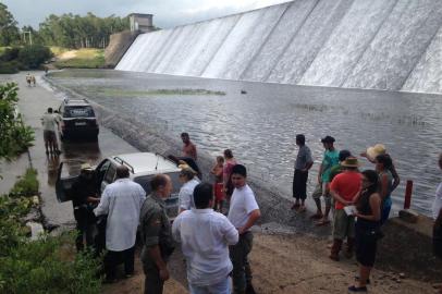 Quatro pessoas da mesma família morreram afogadas neste domingo em uma barragem em São Francisco de Paula. As vítimas, cujos nomes ainda não foram divulgados oficialmente, são três garotos e um adulto. 