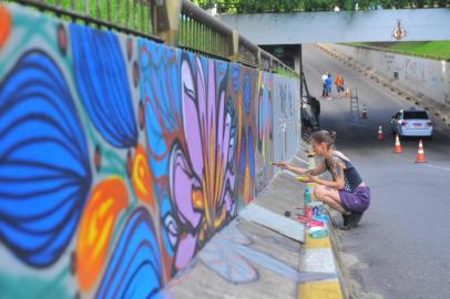  

Viaduto Evandro Behr começa a receber grafite que marca os quatro anos da tragédia na boate Kiss.
FOTO: GERMANO RORATO