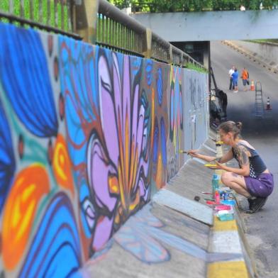  

Viaduto Evandro Behr começa a receber grafite que marca os quatro anos da tragédia na boate Kiss.
FOTO: GERMANO RORATO