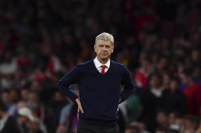  Arsenal's French manager Arsene Wenger walks on the touchline at the end of the English Premier League football match between Arsenal and Chelsea at the Emirates Stadium in London on September 24, 2016. Ben STANSALL / AFPEditoria: SPOLocal: LondonIndexador: BEN STANSALLSecao: soccerFonte: AFPFotógrafo: STF