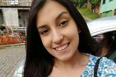 Atropelada no Loteamento Vitória, Rafaela Maino Ferreira não resistiu aos ferimentos e morreu no Hospital Pompéia. O motocicilsta envolvido fugiu sem prestar socorro. O caso é investigado pela Polícia Civil.