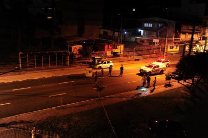  

CAXIAS DO SUL, RS, BRASIL, 24/01/2017. Um Policial Militar morreu após ser atingido por ao menos dois tiros na noite desta segunda-feira, dia 23, em Caxias do Sul. O crime aconteceu por volta das 23h, na rua Moreira César, quase esquina com a Avelino Adamati, no bairro Pio X. (Porthus Junior/Pioneiro)