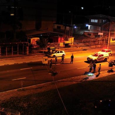  

CAXIAS DO SUL, RS, BRASIL, 24/01/2017. Um Policial Militar morreu após ser atingido por ao menos dois tiros na noite desta segunda-feira, dia 23, em Caxias do Sul. O crime aconteceu por volta das 23h, na rua Moreira César, quase esquina com a Avelino Adamati, no bairro Pio X. (Porthus Junior/Pioneiro)