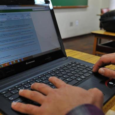  

SANTA MARIA, RS, BRASIL, 31-05-2016.
O ESTUDANTE Felipe DE lima Athayde foi um dos concorrentes a uma vaga de Medicina pelo Sisu que não conseguiu se inscrever para concorrer às 48 vagas na UFSM por um erro no sistema de inscrição.
FOTO: GERMANO RORATO/AGÊNCIA RBS, GERAL