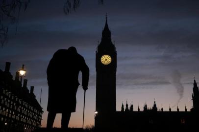  BRITAIN-EU-POLITICS-COURT-BREXITA statue of Winston Churchill is silhouetted by the Elizabeth Tower, more commonly known as Big Ben, and the Houses of Parliament in central London on January 24, 2017. The British governments Brexit plan will be put to the test on Tuesday with a landmark court ruling on whether it has the right to kick-start the countrys EU departure without parliamentary approval. The 11 Supreme Court judges are expected to rule against the government in a move which could delay Prime Minister Theresa May triggering Article 50 of the EUs Lisbon Treaty, which would formally begin exit negotiations.Daniel LEAL-OLIVAS / AFPEditoria: CLJLocal: LondonIndexador: DANIEL LEAL-OLIVASSecao: lawsFonte: AFPFotógrafo: STR