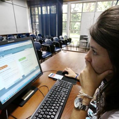  PORTO ALEGRE, RS, BRASIL, 24-01-2017. Letícia Fernandes Cavalli é uma das estudantes que está para usar a nota do Sistema de Seleção Unificada (Sisu) para entrar em faculdade pública. (CARLOS MACEDO/AGÊNCIA RBS)