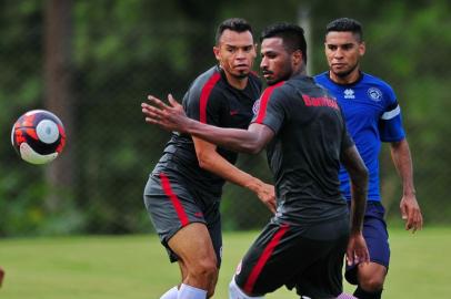  

VIAMÃO, RS, BRASIL 24/01/2017 - Inter enfrenta o Tubarão, no Hotel Vila Ventura, em viamão,  no segundo jogo-treino do ano. Na foto E para D: Jogadores Ceará e Diego. (FOTO: LAURO ALVES/AGÊNCIA RBS).