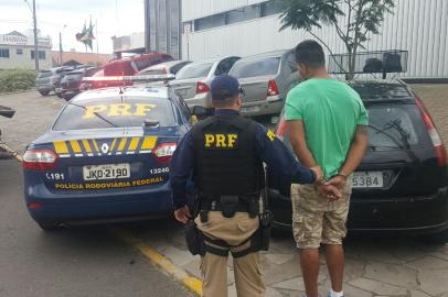 A caminho de colocar tornozeleira, homem é preso com carro roubado em Canoas