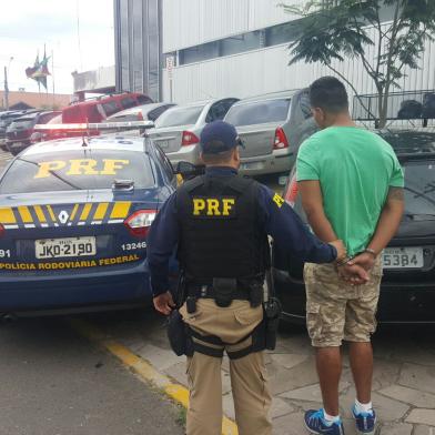 A caminho de colocar tornozeleira, homem é preso com carro roubado em Canoas