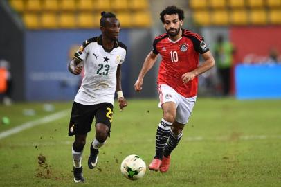 Egypt's forward Mohamed Salah (R) challenges Ghana's defender Harrison Afful during the 2017 Africa Cup of Nations group D football match between Egypt and Ghana in Port-Gentil on January 25, 2017. Justin TALLIS / AFP