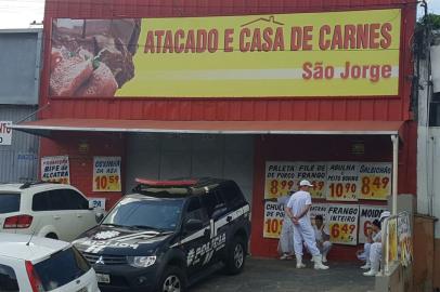 Casa de carnes de Porto Alegre é fechada por vender alimento impróprio para consumo