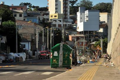  CAXIAS DO SUL, RS, BRASIL, 23/01/2017. Depois de a Rua Cristóforo Randon, no bairro Mal. Floriano, ser revitalizada, um grande acúmulo de lixo está se formando na calçada junto ao muro do Estádio Centenário, campo da SER Caxias. Moradores da região que trabalham coletando lixo trazem o material para o local, para então separarem o que é reciclável. (Diogo Sallaberry/Agência RBS)