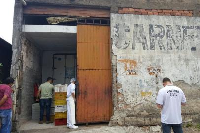 A Delegacia de Consumidor (Decon) do Departamento Estadual de Investigações Criminais (Deic) flagrou, na manhã desta terça-feira, mais de uma tonelada de carne sem procedência em um mercado localizado no bairro Sarandi, na zona norte de Porto Alegre