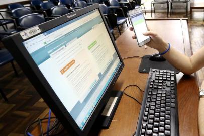  PORTO ALEGRE, RS, BRASIL, 24-01-2017. Letícia Fernandes Cavalli é uma das estudantes que está para usar a nota do Sistema de Seleção Unificada (Sisu) para entrar em faculdade pública. (CARLOS MACEDO/AGÊNCIA RBS)